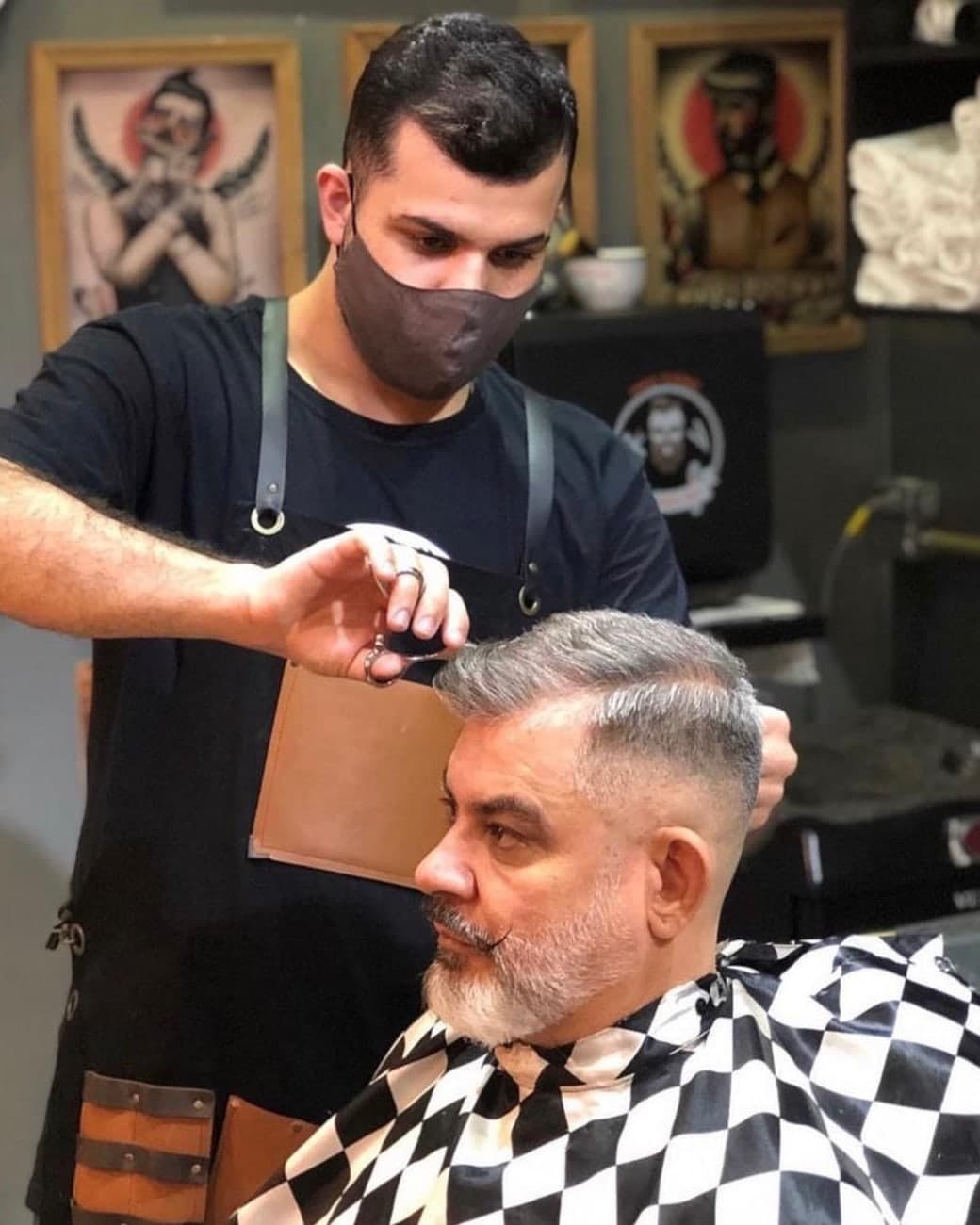 Barbeiro da Jimmy K finalizando o corte de um cliente no salão, Horto Florestal
