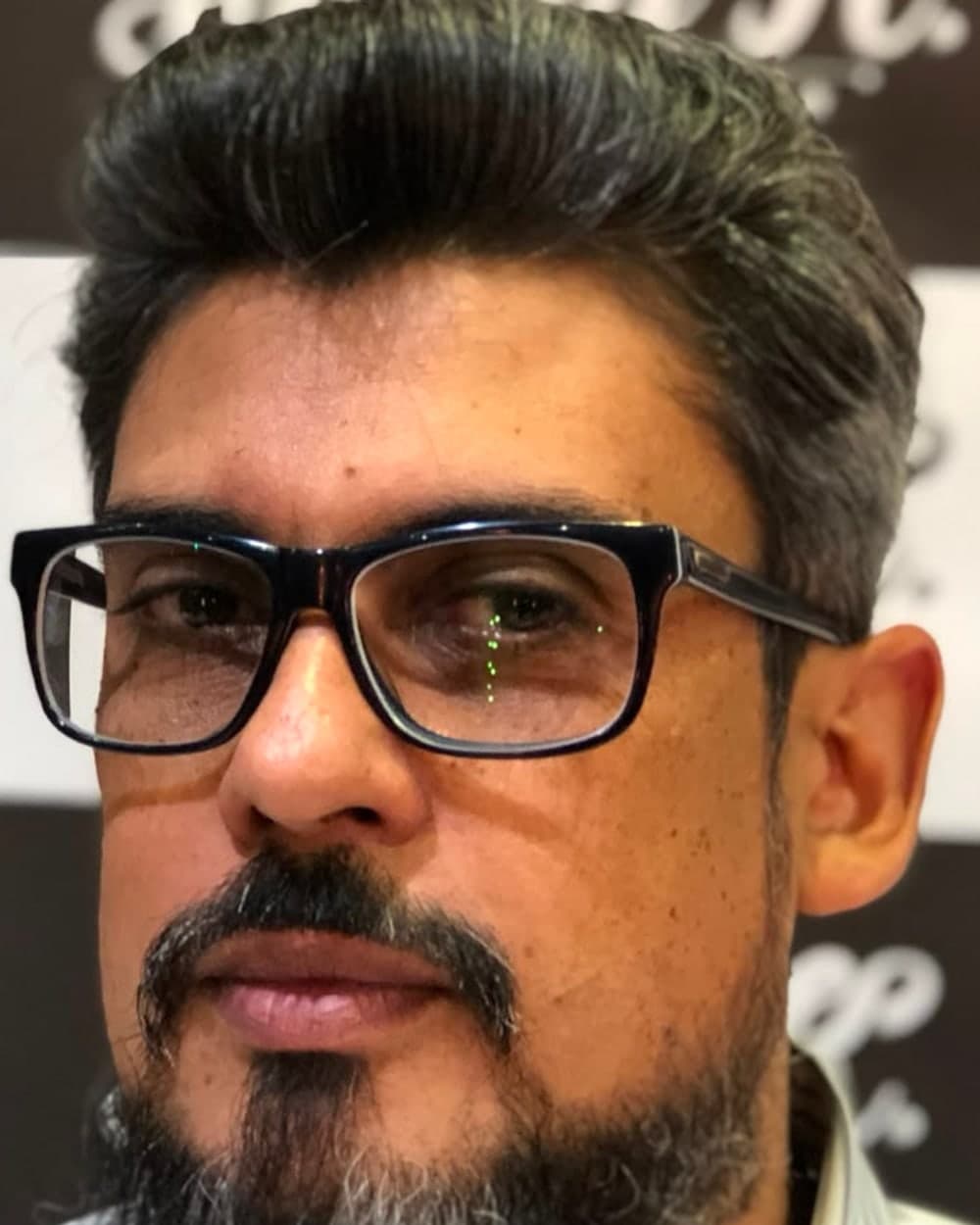 Cliente da Jimmy K com barba cheia alinhada e cabelo aparado
